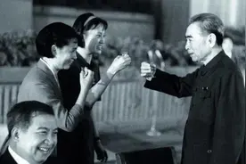 1974年人民大会堂国庆晚宴，向周总理敬酒的女演员，后来怎么样了图片
