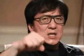 成龙：当初50个人拿刀砍我，就他留下救我，这辈子都认他这兄弟图片