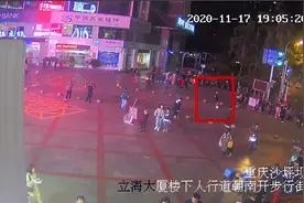 精神小伙骑平衡车在步行街“耍酷”平衡车失控撞人又撞车图片