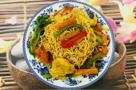 懒人美食，鸡蛋炒方便面，营养美味，开启早餐模式图片