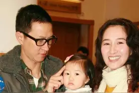 张家辉曾想生4个孩子，老婆全职带娃，花几十万交女儿学费图片