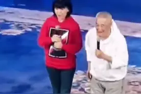 赵本山与闫学晶宋小宝同台，63岁人气旺，被女粉紧搂不撒手？图片