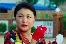 她是赵本山的小姨子，是人尽皆知的“谢大脚”，为救弟弟至今没要孩子，直言自己不知做母亲是什么感觉图片