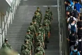 国人骄傲！中国解放军在火车上的一幕，让所有人点赞图片