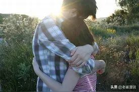 外卖小哥月薪10K，遭拜金女百般嫌弃，看她从宝马下车我已成前任图片