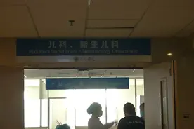 男孩吃了这种果子，手发黑，在路边呕吐！还陷入昏迷！图片