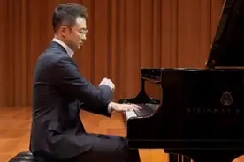 春妮罕秀恩爱，称老公刚强41岁学钢琴，2年进国家大剧院演奏图片