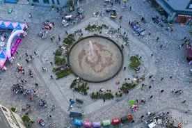 小伙摆地摊秀技艺，一天收入200元：掌握十项“绝世武功”图片