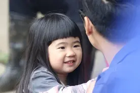 曹格女儿颜值逆袭，丑萌“姐姐”变身美少女，真是吾家有女初长成图片