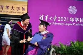 励志典范：妈妈陪读、坐着轮椅上清华的大学生毕业了，直博中科院图片