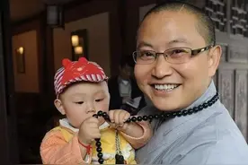 2008年汶川大地震时，一群孕妇进入罗汉寺，生下了108名娃娃图片