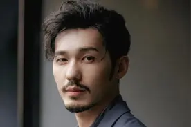 他是流量捧出来的爆款王，一部剧火遍大江南北，却是低调富二代图片