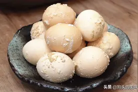 2斤鸡蛋放入电饭煲，加入一碗盐，出锅全家流口水，太香了图片