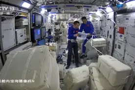 拆包裹、装设备……失重环境下航天员这样“装修”空间站→图片
