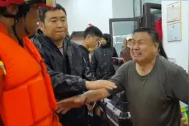 消防员山洪中救出男孩 孩子父亲哭着跪谢：以为再也见不到儿子了图片
