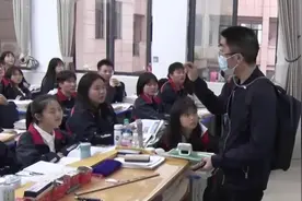 插着胃管上讲台！这位“背包老师”和“家人们”的对话让人感动图片