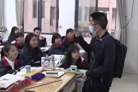 插着胃管上讲台！这位“背包老师”和“家人们”的对话让人感动图片