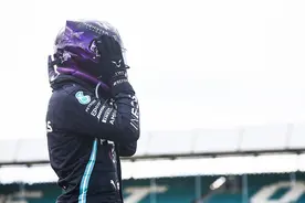 2020F1英国站，汉密尔顿开着爆胎的赛车夺冠图片