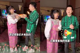 红果果绿泡泡秀恩爱，噘嘴对视显甜蜜，女方小腹隆起被疑怀二胎图片