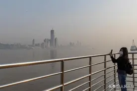 久违的汽笛声响起，武汉长江客运轮渡正式复航图片