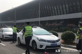 “黑车”上路一查一个准？路上的车辆千千万，执法人员现场揭秘他们是如何被“锁定”的？图片