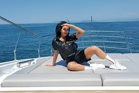 C罗和女友享受二人世界，坐游艇乘风破浪，乔治娜船头秀健美双腿图片