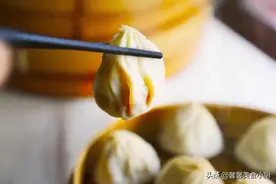 苏城超人气小笼包薄皮多汁，满满一勺汤汁，光看看就好吃美味图片