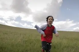 张纪中一家去草原，与儿子互动遭调侃像爷孙，娇妻亲自牵马好威风图片