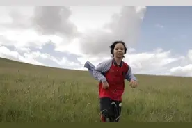 张纪中一家去草原，与儿子互动遭调侃像爷孙，娇妻亲自牵马好威风图片