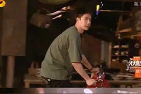 王一博横店鹰眼找箱子很快，别人是大逃脱，一博是王大爷逛夜市图片