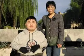 男孩患罕见病无法行走，妈妈背着他一路读到清华博士图片