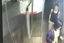 31岁大排档老板娘凌晨电梯间被挟持遭劫杀，留下3个未成年孩子，警方重案组侦办，27岁背心男埋尸被抓图片