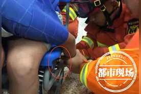 赣州：两名学生嬉闹打赌，手指伸进凳子孔洞被牢牢卡住图片
