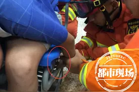 赣州：两名学生嬉闹打赌，手指伸进凳子孔洞被牢牢卡住图片