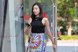 时尚街拍：小姨喜欢穿短裙，气质太好，路人投来羡慕眼光图片