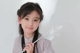 12岁网红李恩採“发育停止”，原因在妈妈身上，别让自己毁了孩子图片