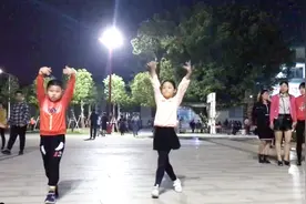 太牛了！小姑娘和小男孩跳的《拉萨夜雨》，完全把大妈给比下去了视频封面