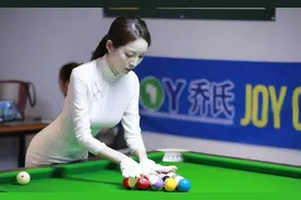 王钟瑶不愧是“最美女裁判”，穿旗袍显紧致身材，难怪能成红人图片