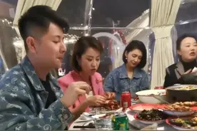 安徽主持聚餐被百人围观，不见一姐周群？饭店价格便宜被指接地气图片