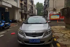 小区内指定停车位上被城管贴条引争议，这样合规吗？图片
