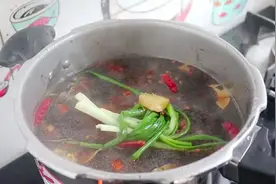 过年吃肘子，教你最好吃的做法，香嫩软烂肥而不腻，看着就流口水图片
