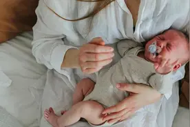 脑科学家研究表明：孩子一哭就抱有三大好处，娃的大脑发育更好图片