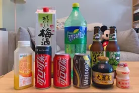 男子喝罐装饮料后反复发烧 专家：易拉罐的设计有污染饮品风险图片
