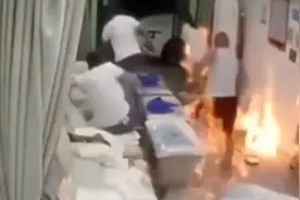 烤鱿鱼“引火烧身”，太吓人！图片