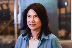 董明珠越老越有时尚感，把衬衫当做外套来穿，再配白色内搭超减龄图片