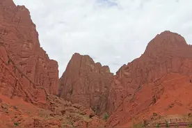 神秘的库车大峡谷——红色山崖建造的神仙洞府图片