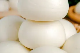 蒸馒头技巧太多！老一辈儿和面都喜欢加这种食材，难怪白亮还松软图片
