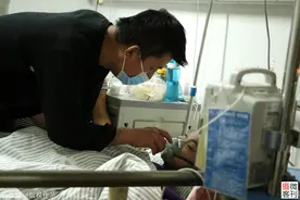 父亲把12岁儿子背出重症室，回家后孩子哭泣：我不想变成怪物图片