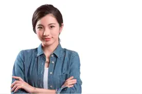 离婚后公公每月给儿媳打5000元，儿媳上门感谢，推开门忍不住痛哭图片