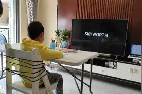 孩子不愿意上网课，妈妈把孩子绑在椅子上，网友：这下没跑了图片